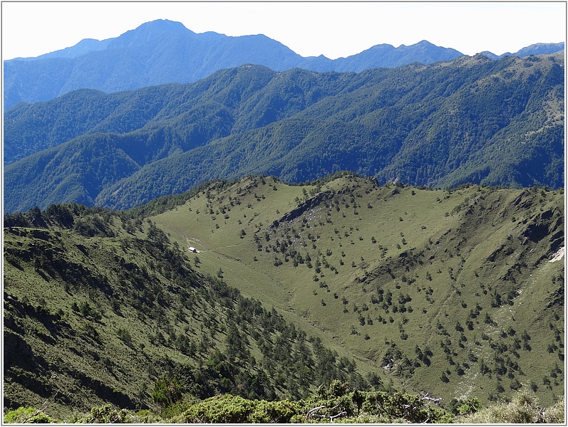 2014-07-16 08-56-46轆轆山頂看轆轆山屋及遠方的新康山.JPG